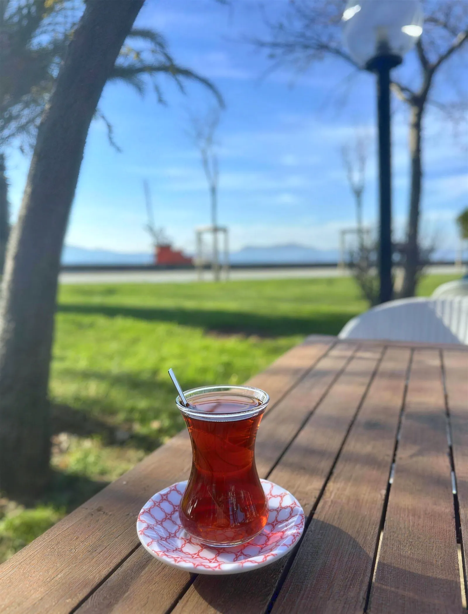 Maltepe'de deniz kenarındaki masada ince belli çay