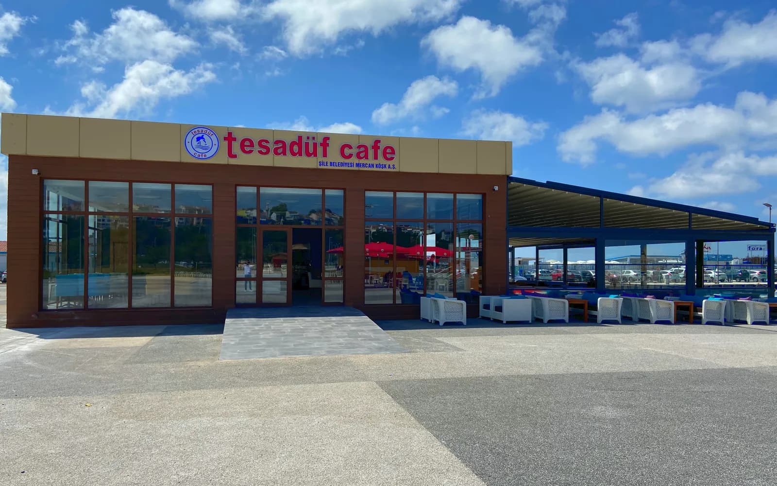 Şile limanındaki Tesadüf Cafe'nin cephesi ve tabelası
