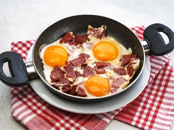 Sucuklu yumurta
